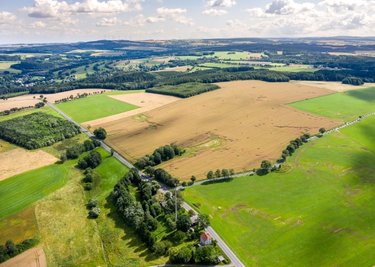 Gewerbegebiet statt Windpark: Die Stadt Pockau-Lengefeld will die Fläche an der Bundesstraße 101 bei Görsdorf für die Ansiedlung neuer Firmen nutzen. 