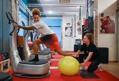 Haben Spaß beim Training im Studio auf der Power Plate: Die Neuzugänge Myah Taylor (links) und Joy Baum sollen bei Basketball-Zweitligist Chemcats auf und neben dem Parkett für gute Stimmung sorgen. 