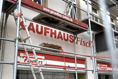Das ehemalige Fischer-Kaufhaus ist komplett eingerüstet, die Entkernung läuft.