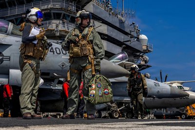 Offiziere auf dem Deck des US-Flugzeugträgers „Abraham Lincoln“. Das gewaltige Schiff operiert zusammen mit seinem Verband derzeit in Gewässern im nahen Osten.
