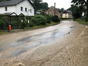 Starkregen sorgte am Dienstag in Bösenbrunn für überflutete Straßen.