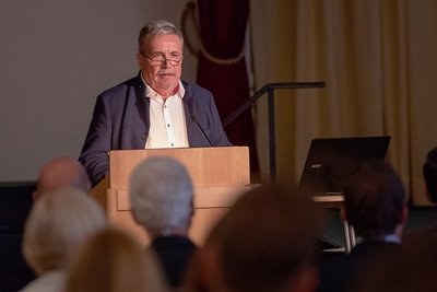 Der Annaberg-Buchholzer Oberbürgermeister Rolf Schmidt hat während eines Unternehmerfrühstücks über Entwicklungen und Ziele der Stadt gesprochen. Dabei spielt der Kampf gegen den Bevölkerungsrückgang eine entscheidende Rolle. 