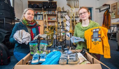 Janice Stand und Anna Kroning (von links) sind die Gründerinnen des Chemnitzer Vereins Omwana, der mit Sach- und Geldspenden Kinder und Jugendliche im afrikanischen Uganda unterstützen will. 