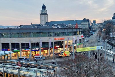 Vier Polizeifahrzeuge und ein Rettungswagen fuhren am späten Freitagnachmittag an der Stadt-Galerie vor.