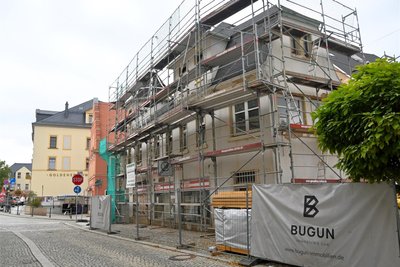 Das frühere Kaufhaus liegt direkt am Markt, in den oberen Etagen entstehen Wohnungen.