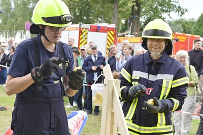 Gaudi-Wettbewerbe sind bei Feuerwehren beliebt: Beim Erdäpfelfest in Lottengrün 2025 mussten an einer Station Kartoffeln geschält werden.