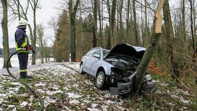 Eine 73-Järhige wurde bei einem Autounfall am Dienstag im Zschorlauer Ortsteil Burkhardtsgrün schwer verletzt.