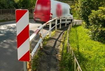 Die Gefahrenstelle in Mauersberg: Der Fußweg ist nicht nur marode, sondern auch viel zu eng. 