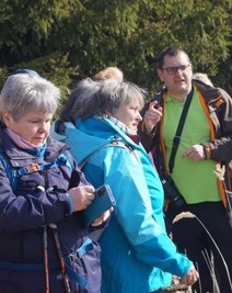 Josef Tycha (grünes Shirt) ist Vorsitzender des Wandervereins Sokolov.