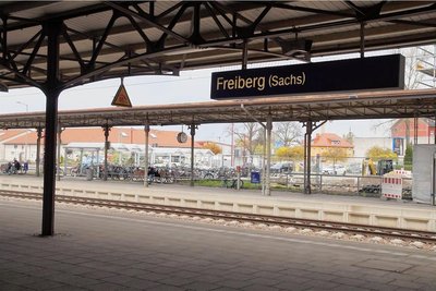 Am Bahnhof in Freiberg fahren täglich mehrere Regionalzüge. 