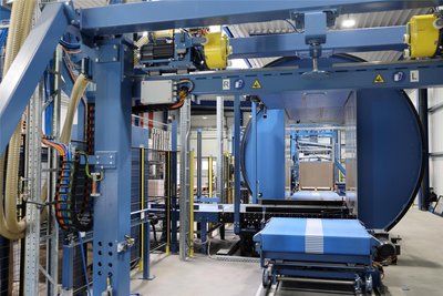 Diese Fräsmaschine für fast eine Million Euro arbeitet vollautomatisch, muss aber dennoch überwacht und entsprechend mit Pappe gefüttert werden.