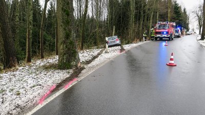 Eine Person wurde bei einem Autounfall am Dienstag im Zschorlauer Ortsteil Burkhardtsgrün schwer verletzt.