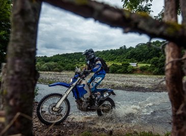 Auch Fließgewässer wie dieses waren für Jens Fritzsch keine große Hürde. Seine 20 Jahre alte Yamaha, die er vorher den Anforderungen entsprechend umgebaut hatte, hielt gut durch und brachte den 51-Jährigen Stollberger sicher ins Ziel. 