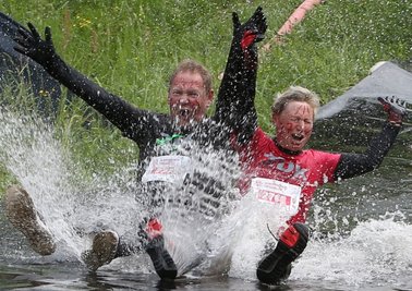 Wer Angst vor Wasser und Dreck hatte, war beim Cross de luxe am Filzteich schlecht beraten. Annegret und Torsten Herrmann nahmen die neun Kilometer in Angriff und hatten dabei mitunter viel Spaß. 