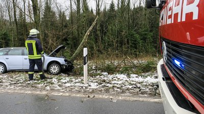 Eine Person wurde bei einem Autounfall am Dienstag im Zschorlauer Ortsteil Burkhardtsgrün schwer verletzt.