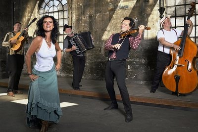 Katalin Horvath (vorn) und ihre Balkan-Band, die Lieder der ostmitteleuropäischen Region, aus der Roma-Tradition, aber auch eigene Kompositionen und Arrangements zu Gehör bringt. Die Sängerin stammt aus Chemnitz und wohnt jetzt in Tübingen. Am Samstag gastiert die Band im Weltecho. 