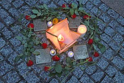 An vielen Orten in Freiberg brannten Gedenkkerzen neben den Stolpersteinen.