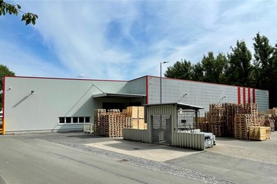 Im Frühjahr 2024 wurde diese neue Halle für rund 1,1 Millionen Euro auf dem lang gestreckten Firmengelände errichtet.