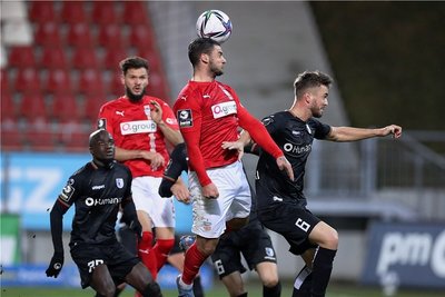 Dominic Baumann (Mitte) setzt sich im Kopfballduell gegen Adrian Malachowski durch. Ein Tor blieb dem FSV-Stürmer aber verwehrt. 