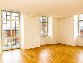 Die Räume sind trotz aufgefüllter Fußböden und abgehangener Decken rund drei Meter hoch. Parkett und Fußbodenheizung sind Standard.