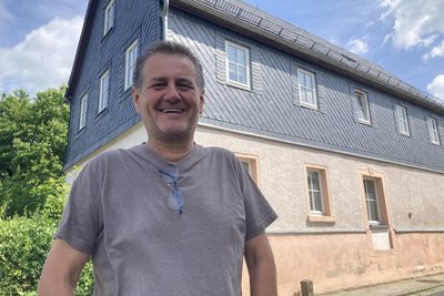 Ingo Penzel freut sich, wenn viele Oldtimer am einstigen „Gemeindeamt“ vorbei knattern.