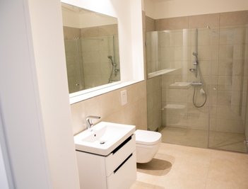 Die Bäder sind mit stufenlosen, großzügigen Duschen ausgestattet und haben meist auch eine Badewanne.