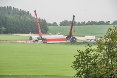 Auf dem Feld am Saidenberg lagern bereits die ersten Teile für drei neue Windkraftanlagen. Am Freitag sollen die 79 Meter langen Flügel eintreffen.