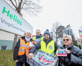 Gewerkschafter waren im Plauener Helios-Klinikum unterwegs und verteilten "Appel und Ei" an Kollegen. 