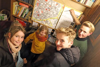 Urte Jung brachte Kindern wie Nicolai, Lene Marta und Natalie (v.r.) im Café Momo die Geschichte der Stolpersteine näher.