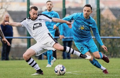 Pascal Steinbach (links) steuerte zu Syraus 7:0 gegen den BC Erlbach zwei Treffer bei. Markus Scholz (rechts) kämpfte mit seinem SV Concordia Plauen gegen den FSV Treuen. Der siegte mit 2:1. 