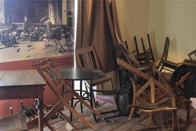 Nachgestellte Szene eines Abends aus dem Schützenhaus, wo sich 1924 kommunistische und völkische Anhänger eine Saalschlacht lieferten.