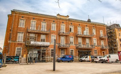 Der 1887 errichtete Klinkerbau ist das jüngste der drei Altbau-Gebäude der früheren Baumwollspinnerei. Der Umbau begann 2020. Der Denkmalschutz war eine besondere Herausforderung, macht das Gebäude aber unverwechselbar.