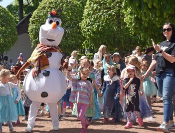 Mehrmals im Jahr steigt im Schlosspark Lichtenwalde der sogenannte Sterntaler Day. Am 15. Mai führte sogar ein Schneemann die Polonaise aus kleinen Märchenfreunden samt Eltern und Großeltern an. Auch in den kommenden Jahren soll es im Schloss Lichtenwalde märchenhaft zugehen. 