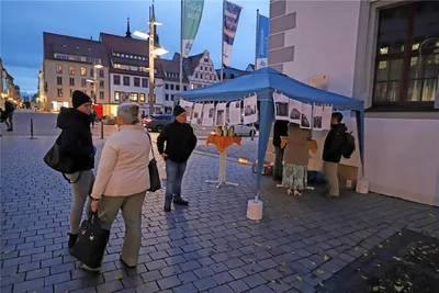 Am Freiberger Rathausgiebel war der Begegnungsmarkt aufgebaut.