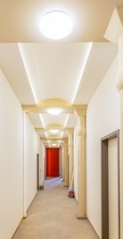 Im Flur sind die charakteristischen Stützsäulen gut erkennbar.