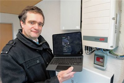 Vorstandsmitglied Thomas Walther informiert sich per I-Pad über den Ladestand des Energiespeichers "Powerwall" sowie über die Funktion der PV-Anlage auf dem Sportlerheim in Drebach.