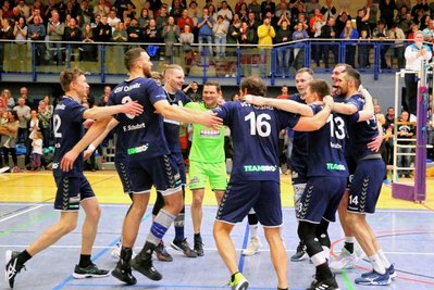 Zusammen mit 500 Zuschauern bejubelten die Oelsnitzer Volleyballer den erstmaligen Nichtabstieg aus der 3. Liga. 