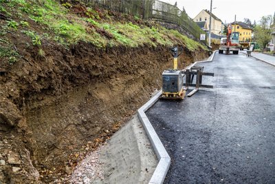 Ein Teilstück der Bergstraße in Zschorlau wird seit Mai gebaut. Nun wurden auch zwei Ausweichbuchten eingerichtet.