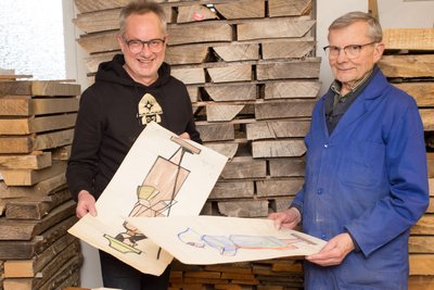 Tino (l.) und Johannes Günther mit Zeichnungen von Hans Reichelt.