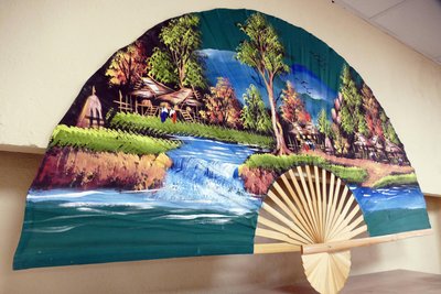 Unter anderem sorgt dieser Fächer an der Wand für ein kleines bisschen thailändisches Flair.