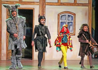 Yannik Döring als Esel "Graukopf", Hannah Maria Forster als Katze "Mike". Ida Binder als Gockelhahn "Kike" und Timon Engelmann als Hund "Wuff" (von links) in den Hauptrollen.