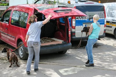 Laut Berichten von Anwohnern durchsucht die Polizei das Gebäude seit den frühen Morgenstunden.
