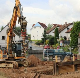 Im Wohnpark am Birkenweg in Mechelgrün laufen die Bauarbeiten zur Verlegung einer Druckleitung. 