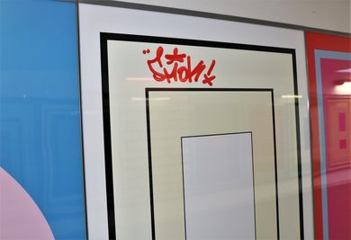 Eine Woche nach der offiziellen Einweihung wurde die Kunstinstallation im Bahnhof Flöha von Unbekanntenbeschmiert. 