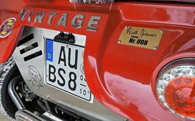 In der Serie von 100 Fahrzeugen ist das Auto des Auers die Nummer 8.