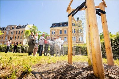Für das Gießwasser der Klimainsel an der Ecke Pausaer Straße/Rückertstraße sorgt jetzt der Wasserzweckverband.