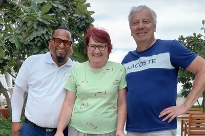 Andrea (Mitte) und Jens Wollschläger (rechts) mit einem Hotelmitarbeiter in Dubai. Sie machten das Beste aus ihrem unfreiwilligen Aufenthalt.