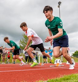 Auf die Plätze, fertig, los: Die Jungen der Wettkampfklasse III am Start des 75-Meter-Sprints. 
