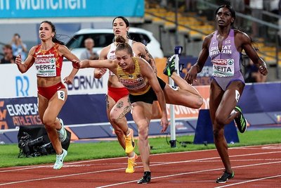 Der Sprung zu Gold: Gina Lückenkemper hechtet ins Ziel und stürzt kurz danach. Rechts die drittplatzierte Britin Daryll Neita.