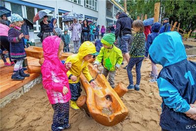 Im September 2019 wurde der erste neu gestaltete Spielbereich eingeweiht. Der Regen störte dabei nicht. 
